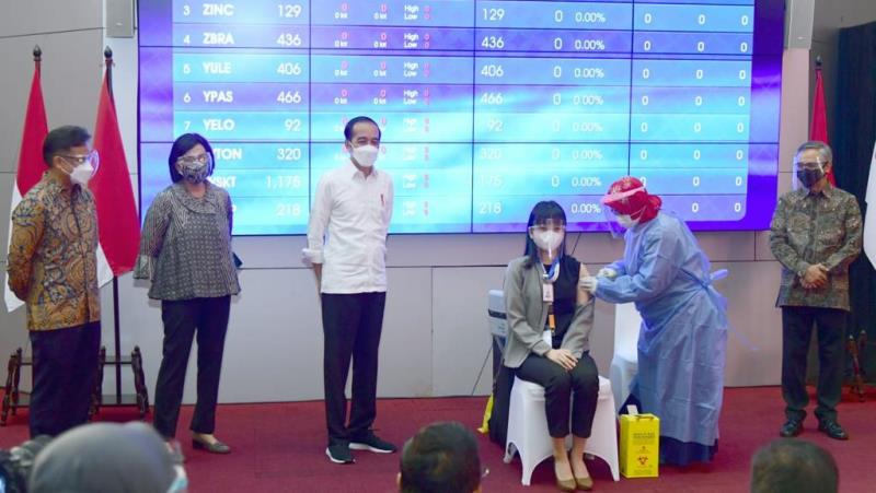 Jokowi Tinjau Vaksinasi Besar-Besaran Bagi Pelaku Perbankan dan Pasar Modal