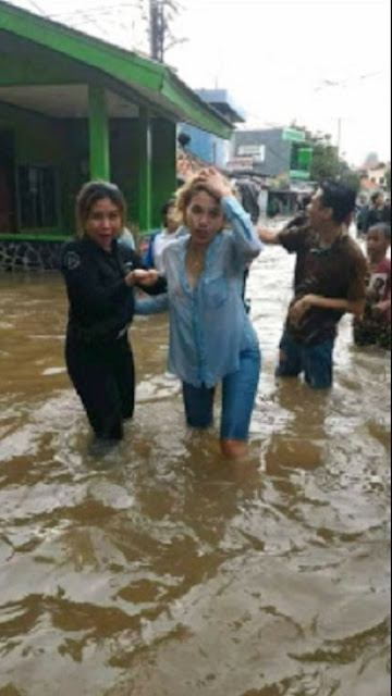 Cerita Di Saat Banjir  Nikita  Mirzani  Terjun Langsung Bantu 