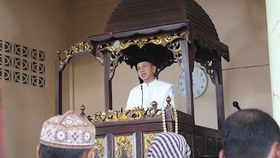 Perkuat tali Silahturahmi, Wabup Apri jadi Khotib Sholat jum'at di Dusun Embacang gedang 