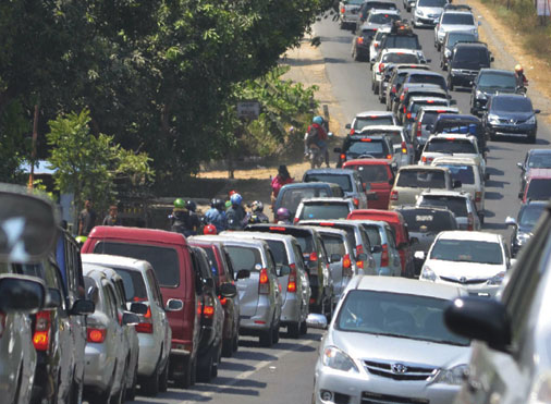 cara mengemudi mobil manual di tanjakan jalan macet