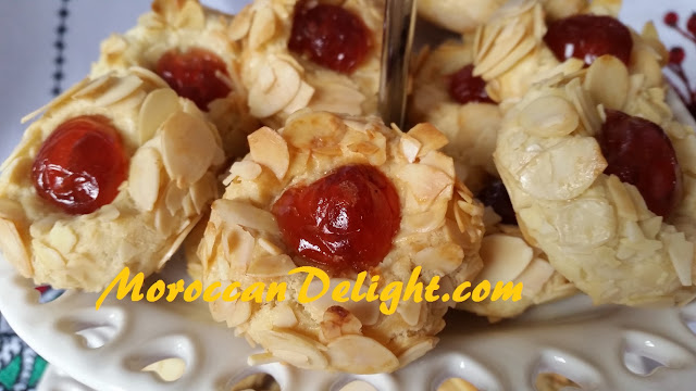  Almond and cherry biscuits - حلوة باللوز و حب الملوك - المشوك -  Biscuits aux amandes et cerises