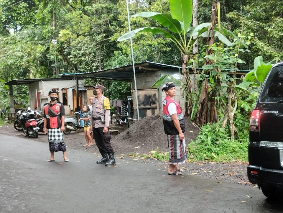 Bhabinkamtibmas Bersama Pecalang Pengamanan Resepsi Pernikahan Masyarakat