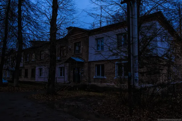 Старый, ветхий, двухэтажный дом