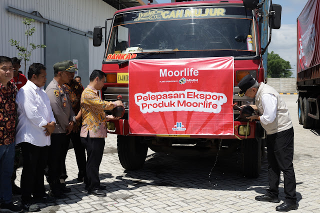 Pj Bupati Nganjuk Sri Handoko Taruna (kanan) memecahkan kendi tanda diberangkatnya produk ‘premium plasticware’ dari Moorlife, Jumat 2 Februari 2024