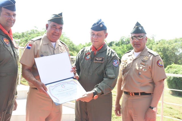 Comando Aéreo FARD entrega medalla al Ministro de Defensa