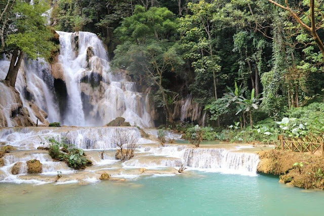 Thác Kuang Si (còn có tên gọi Kuang Xi hoặc Tat Kuang Si) là một quần thể gồm 3 tháp, cách trung tâm cố đô Luang Prabang gần 30 km. Đây là điểm đến được rất nhiều khách du lịch yêu thích khi tới Lào. Thác chính cao khoảng 60 m, thác đổ xuống tạo thành những hồ nhỏ, tương tự các bể bơi tự nhiên trong xanh. Bạn có thể thoải mái bơi lội. Trước đây, nơi này miễn phí vào cửa, nhưng sau đó đã thu tiền vé để làm kinh phí duy trì và bảo tồn. Ở đây còn có khu bảo tồn gấu với những cá thể gấu quý hiếm còn sống.