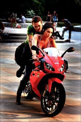 apri il dettaglio grande della foto tratta dal film transformers 2 e il product placement di Aprilia RS125