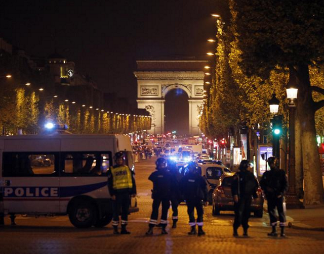 Torna il terrore a Parigi: attacco agli Champs Elysées VIDEO