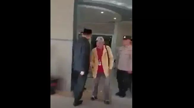 Detik-detik Ketua DPRD Luwu Timur Tolak Salaman dengan Warga: Sombongnya Pejabat Ini!