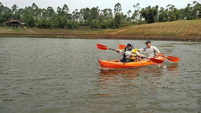 Aktivitas perahu dan pemandangan air Situ Cileunca yang menawarkan pengalaman santai dan menyegarkan