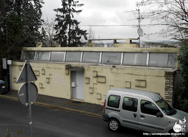 Champigny-sur-Marne - Maison Perdrizet, Maison "Espace"  Architecte: Claude Parent avec Jean Perdrizet  Animation murale: Maximilien Herzele.  Mise en couleur: Antoine Fasani.  Construction:  1955-1957 