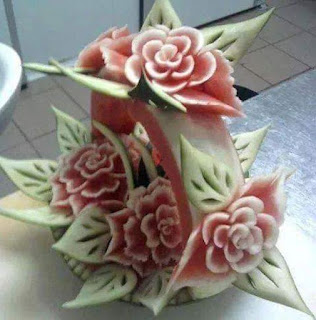 Karya pertama fruit carving anda apa ? Jadi atau tidak ? . . . . . . . . .“Karya pertama saya baru basic bunga ,, pertama kali mencoba di semangka hancur pak heheh, , cuma sya tak patah semngat, , untuk mencobanya lagi dan akhirnya sukses.”