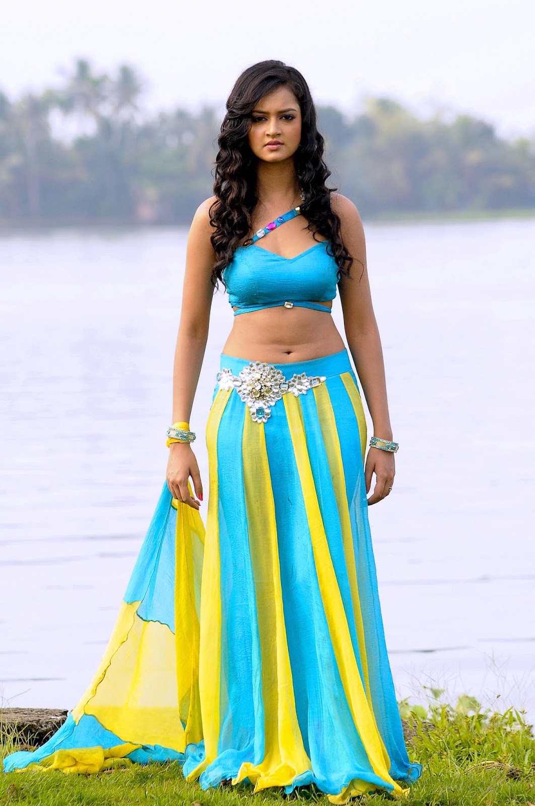 Hot Navel Pics of Actress Shanvi Srivastava so Spicy ...