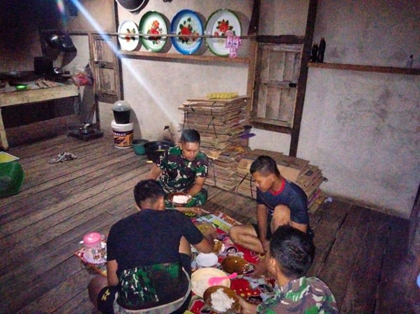 Potret Sederhana Anggota Satgas TMMD Ke-111 Kodim 1207/Pontianak Saat Makan Malam di Rumah Orang Tua Asuh