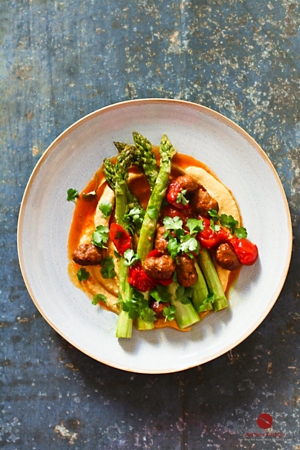 Rauch-Karotten-Bohnen-Hummus mit grünem Ofenspargel und geschmelzten Tomaten. Dazu gibt's ganz große Fleischbällchenliebe aus scharfer Merguez (Lammbratwurst) und frischen Koriander #hummus #bohnenhummus #karottenhummus #chakalaka #afrikanisch #gewürze #israelische_rezepte #einfach #thermomix #tm_31 #selbermachen #ottolenghi #orientalisch #haja_molcho #arthurstochter #foodblogger