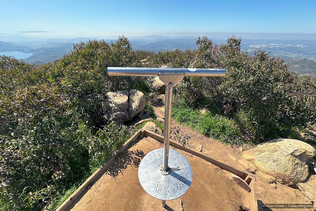 Rotating steel pipe with a long viewing tube at the top and a pointer at the bottom that shows what peak you're looking at.