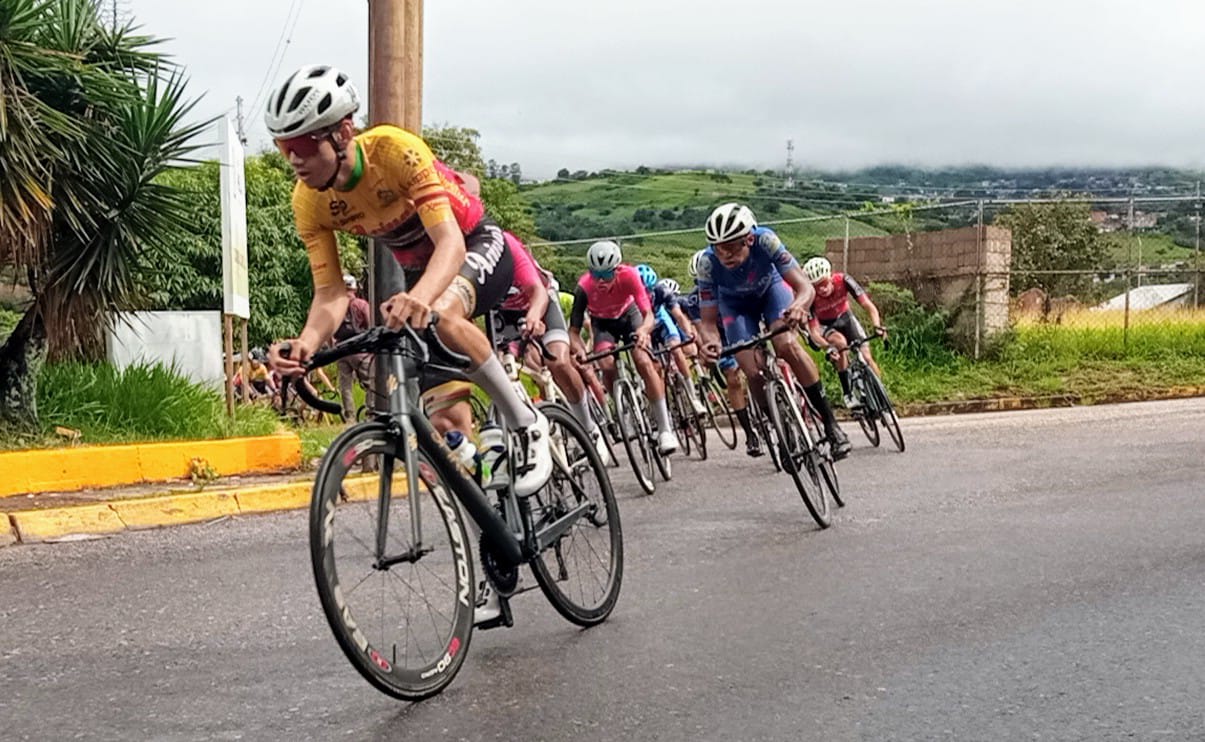 Lotero Diego Méndez líder sólido del giro joven de Venezuela