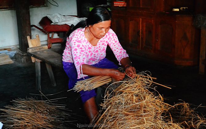 Bu Jumiasih membuat Tusuk Sate dengan alat manual