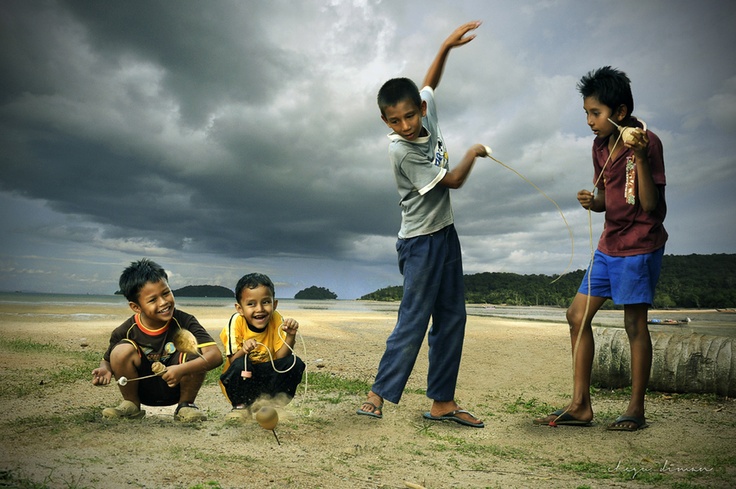 21 Permainan Tradisional Anak Indonesia dan Cara Bermainnya - Riolan - Gambar Anak Anak Bermain Permainan Tradisional