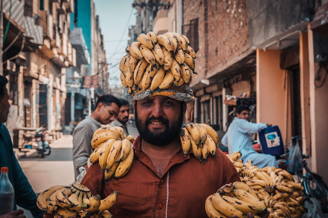 Một trong những điểm đến không kém phần thu hút đó là khu phố cổ Lahore, hay còn được gọi là thành phố của những bức tường. Để có thể tham quan toàn bộ khu phố cổ rộng lớn và dày đặc như mê cung này, luôn cần những hướng dẫn viên người địa phương. Khu phố cổ này đã xuất hiện từ trước khi đế quốc Mogul đặt sự thống trị của họ lên toàn bộ tiểu lục địa Ấn Độ.