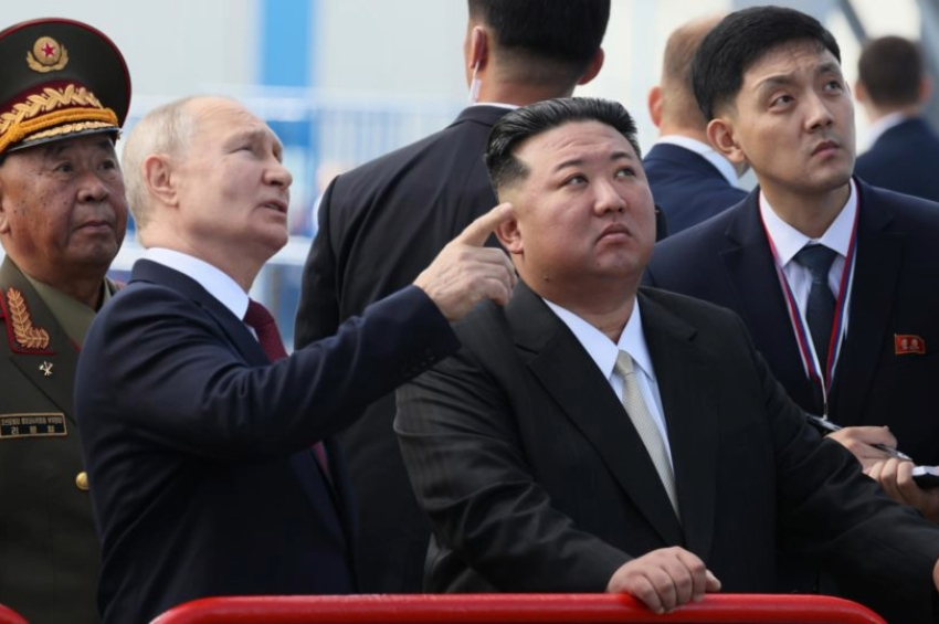 Vladimir Putin e Kim Jong-un, durante visita do ditador norte-coreano à Rússia em setembro do ano passado| Foto: EFE/EPA/MIKHAIL METZEL/SPUTNIK