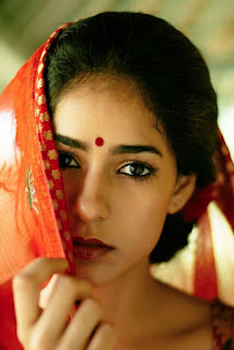 bindi-india-mujeres-punto-rojo-frente-simbolo-significado-hindu-tilaka.jpg