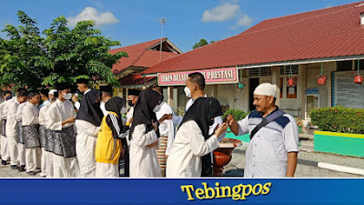 Keluarga Besar SMP N 2 Tebing Kembali Melepas Salah Seorang Guru Yang Memasuki Masa Pensiun