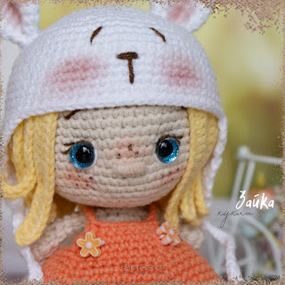 вязаная игрушка крючком кукла в шапочке зайца crochet toy doll wearing a bunny hat