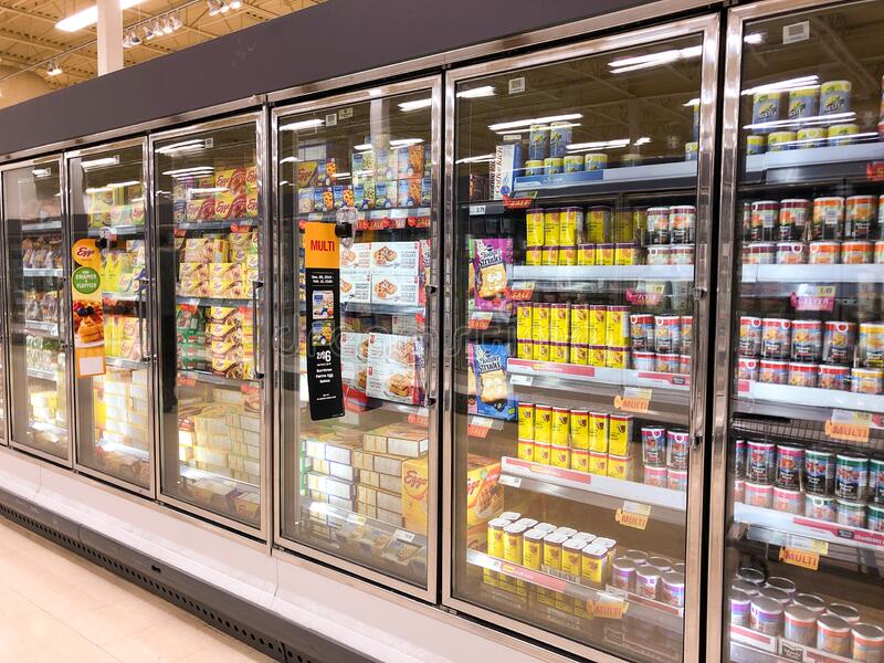 jelaskan mengenai showcase chiller pada peralatan display produk supermarket