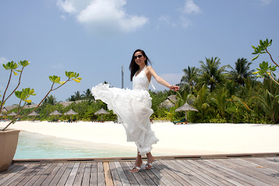 beautiful-girl-and-sea