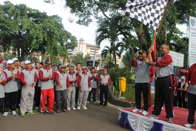 Idris-Pradi Lepas Gerak Jalan HUT Korpri ke-45