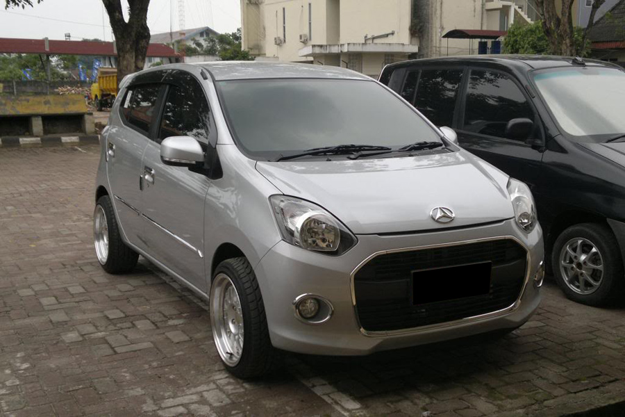  Modifikasi Mobil Daihatsu Ayla Bagian Body Dengan Stiker Keren