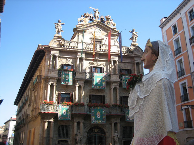 Gigantes en las Fiestas de San Fermín de Pamplona frente al Ayuntamiento