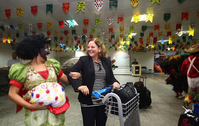 Prefeitura recepciona turistas com apresentações juninas no Aeroporto de Fortaleza