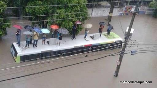 Chuva de mais de 100 milímetros causa alagamentos e transtornos no Grande Recife