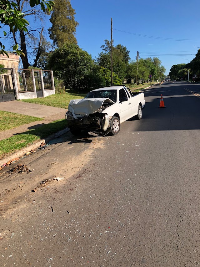 Un conductor causó un accidente y abandonó el vehículo en la vía pública