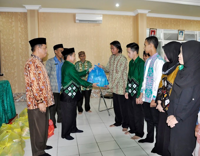 UPZ Kemenag Tala Serahkan Bikisan Paket Ramadhan