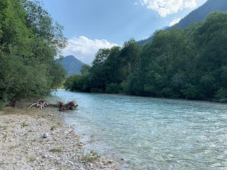 Unten am Parkplatz geht es in ein paar Metern zum Fluss (es ist die Isar!), der eine willkommene Abkühlung bietet