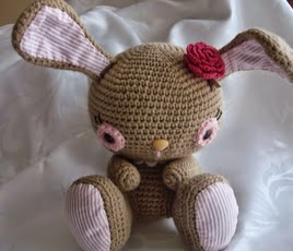 http://amigurumilacion.blogspot.com.es/2013/10/conejita-amigurumi.html