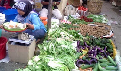 Ambon, Malukupost.com - Harga berbagai jenis sayuran yang ditawarkan para pedagang di pasar tradisional Kota Ambon, Maluku, menjelang hari besar keagamaan yakni perayaan Paskah Kristus masih tetap normal. Pantauan di lokasi Pasar Mardika dan Batumerah, maupun Gotong Royong, Kamis (29/3), para pedagang masih mempertahankan harga jual sayuran. "Sayur produksi petani lokal masih normal sebab stok cukup banyak yang masuk ke pasar sekarang ini seperti misalnya sayur kangkung potong, kangkung cabut, bayam, daun melinjo, daun singkong rata-rata Rp5.000/ikat," kata Dullah pedagang sayur di pasar Mardika.