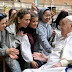 En visita sorpresa del Papa en la Plaza: «Feliz Domingo de Ramos y Feliz Semana Santa»