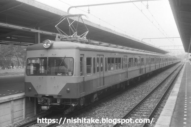 新宿線の555F+460F+805Fによる赤電10両の臨時列車。　1982.9.19　西武球場前