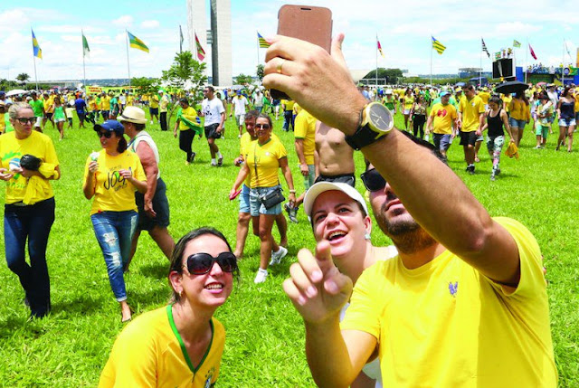 A Copa de 1970, para o brasileiro oprimido por uma ditadura que prendia, torturava e matava nos calabouços da covardia militar, trazia um sofrido dilema político e ético. Torcer ou não torcer para a Seleção? Até que ponto uma vitória dos Canarinhos iria levar água ao moinho (expressão repetidamente ouvida à época) do regime de farda? Como evitar que aquele presidente sanguinário, que se fazia de bonzinho nas tribunas dos estádios, com o radinho de pilha ao ouvido, tirasse vantagem de uma eventual conquista obtida em campo pelos talentosos operários da bola?