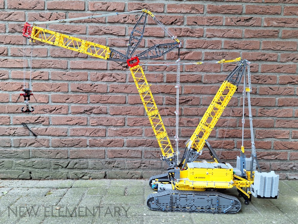LEGO® Technic review: 42146 Liebherr Crawler Crane LR 13000