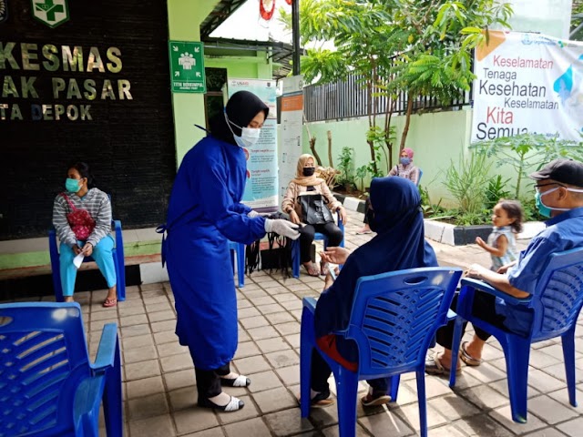 Kampanye  Gema 3M, Puskesmas Cisalak Pasar Bagikan Masker Gratis