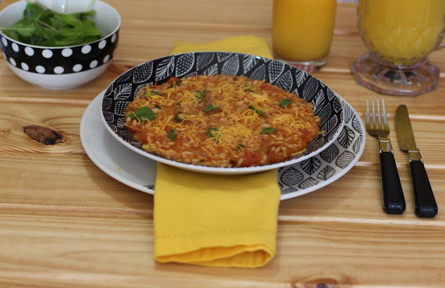 Risoto vegetariano de tomate com manjericão