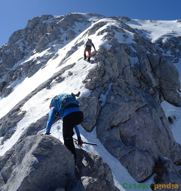 Ruta circular al Pico de Los Asturianos, Canal Parda y Traviesos en el Macizo del Cornión de Picos de Europa, regresando por Reseco