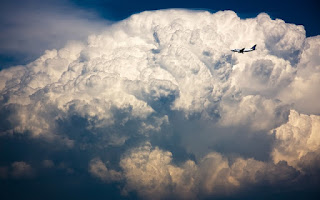 Ilustrasi pesawat yang melewati Cumulonimbus