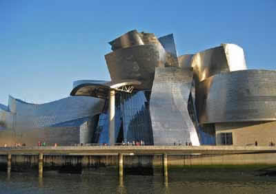Museu Guggenheim Bilbao, estilo pós-moderno. Concebido pelo arquiteto FranSSk Gehry, e terminado em 1997.