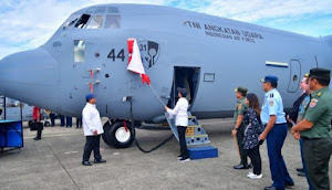 Presiden Jokowi Saksikan Prabowo Serahkan Pesawat Hercules ke Kepala Staf AU